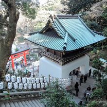 江島神社 端心門は、参道の急階段の上に位置する山門