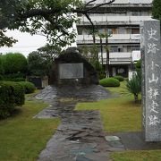 市役所でも一番目立つ場所に建つ石碑