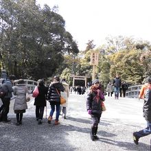 橋を渡って鳥居に向かいます