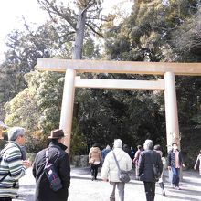 鳥居をくぐると気持ちが変わるように思えます。