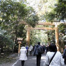 鳥居をくぐると何かパワーを感じます