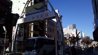 それほど広くない大通り