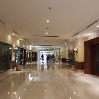 ホテル入口より左側通路を進むとモールに繋がる