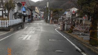 落ち着いた昔のままの風情が残る川沿いの道