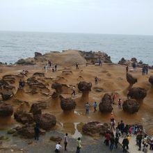 きのこの頭のような岩