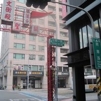 ホテルの目印（右側がホテル）