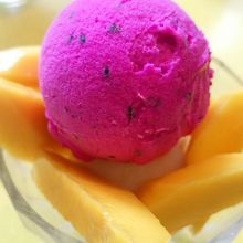 ドラゴンフルーツのアイスとマンゴー