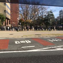 初詣に並ぶ人々