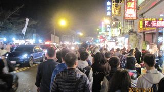 昼と夜では、人出が大違いです（写真をご覧ください）