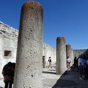 一枚岩の石柱が６本並ぶ。見ものはその右手奥にある、モザイクの中庭。
