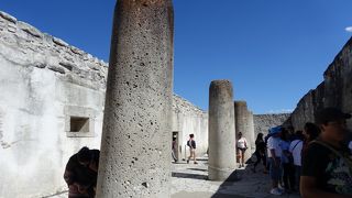 石柱のホール