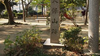 公園にひっそりと碑が