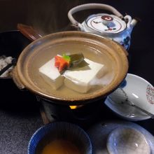 朝食の湯豆腐。原了郭の「黒七味」をかけて頂きました