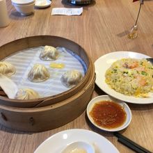 海老チャーハンの小と小籠包