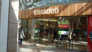 若者に支持されるショッピングビル