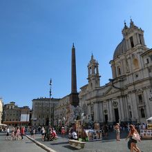 サンタニェーゼインアゴーネ教会が目立つ。