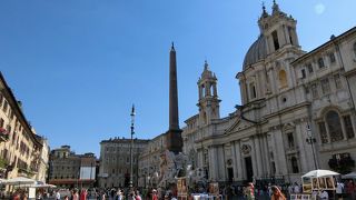 観光客と市民で賑わう