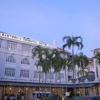 ホテル正面。19時過ぎ。ほぼ満月。