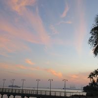 日の出頃。１階朝食テラスの前。