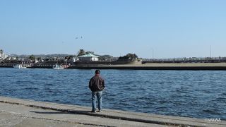 片瀬漁港と江ノ島の間に河口がありました