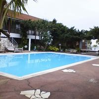 冬なので使われていませんでしたが、屋外プールあります。