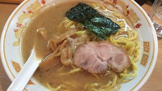小滝橋通りの北海道kラーメン専門店、味八