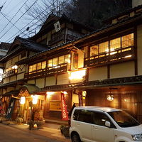 外観です。屋根の上に油の白い旗が。