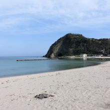 切浜海水浴場のはしにあります