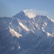 地上６０００ｍの上空から望むヒマラヤ山脈は雄大で、エベレストもハッキリと見えました。