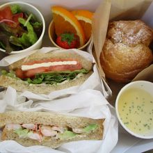 サンドウィッチは1つずつシェア♪