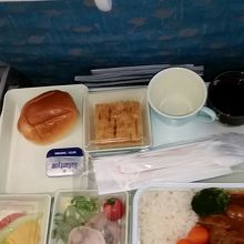 機内食。関空発はまずまず。