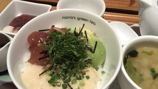 ナナズグリーンティーパセオ店で丼をいただく。