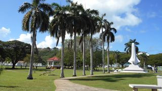 「聖母マリア大聖堂」の西側にある広場です