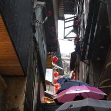 狭い上に傘をさすとますます狭くなります。