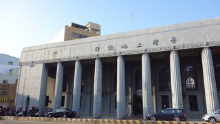 林百貨店の向かい。こちらも重厚な建造物で印象的です。