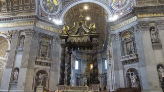 美術館のような大聖堂の中