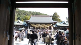 神功皇后が祭神の神社で日本一の大注連縄があります。