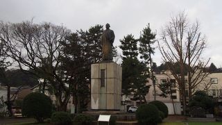 橋本左内の像がある