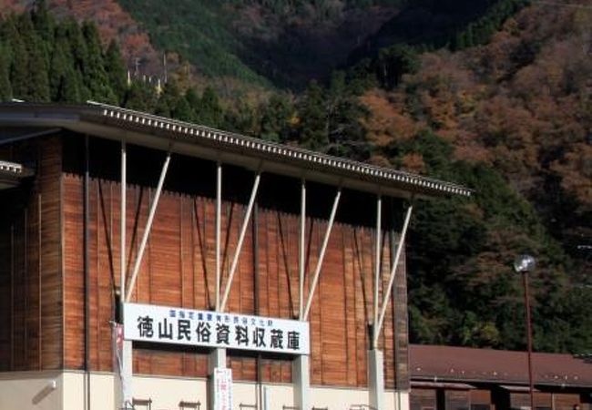 徳山ダムに水没した村の民俗資料が収集保管されています