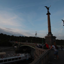 日没時、橋にはたくさんの観光客の姿がありました