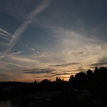 橋の上から見たプラハ城と日没