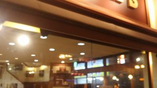 駅の外にめずらしくあるベッカーズ