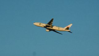 羽田空港から飛びだつ旅客機が見える