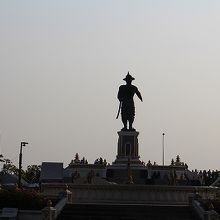 対岸に向かって手を差し伸べている