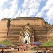 未完成の世界最大の仏塔の台座にある寺院
