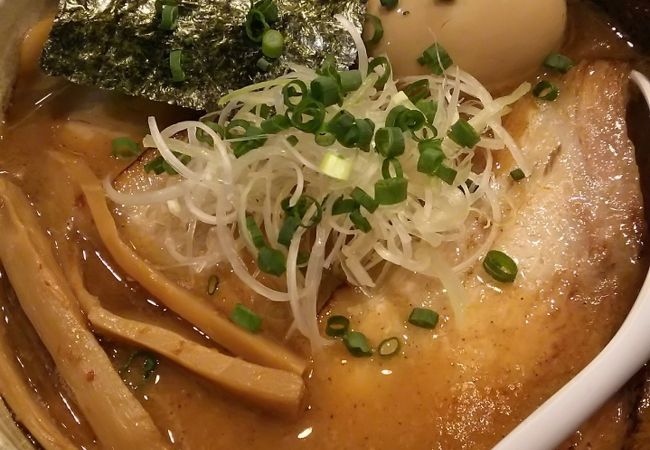 濃厚魚介スープにもちもち太麺が美味しい