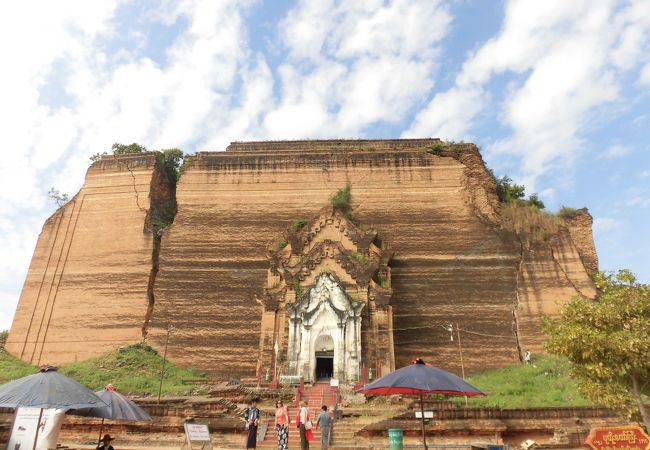 未完成の世界最大の仏塔の台座にある寺院