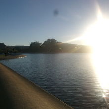 夕陽に輝く西側の人工池の景観
