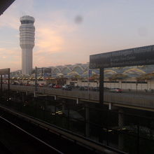 隣接のメトロ駅から眺めるターミナルビルの外観