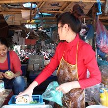 カオチー・パテーのお店がいくつも並んでいた。